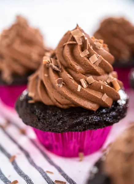 Potrubí Čokoládové Ganache Polevy Vrcholu Čokoládových Cupcakes — Stock fotografie