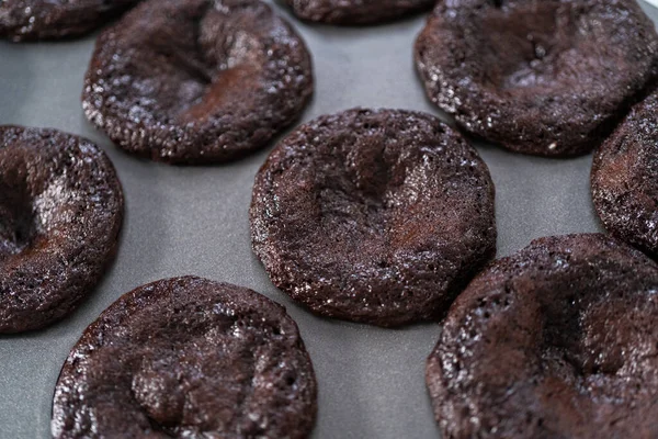 Kylning Nybakade Choklad Muffins Metall Cupcake Pan — Stockfoto