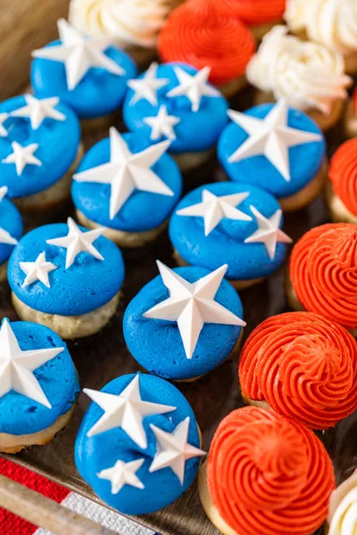 Arranging Mini Vanilla Cupcakes Shape American Flag — Zdjęcie stockowe