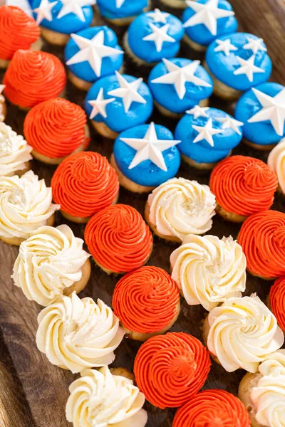 Arranging Mini Vanilla Cupcakes Shape American Flag — Stockfoto