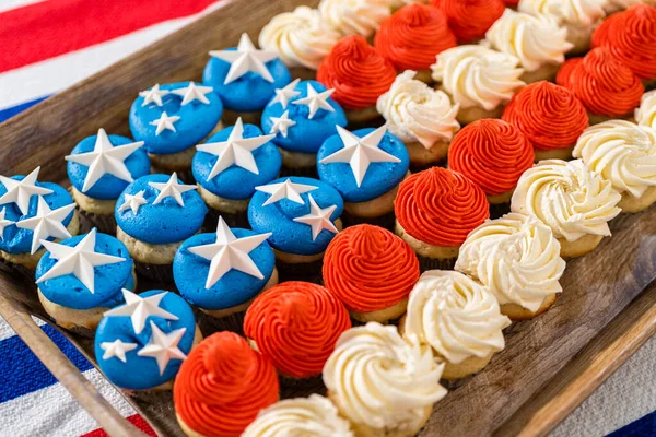 Arranging Mini Vanilla Cupcakes Shape American Flag — Stockfoto