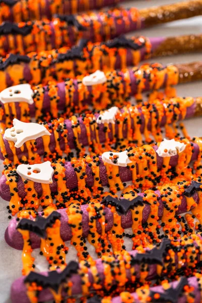 Dipping Rinkelin Sauvat Sulanut Suklaa Tehdä Halloween Suklaa Peitetty Rinkelin — kuvapankkivalokuva