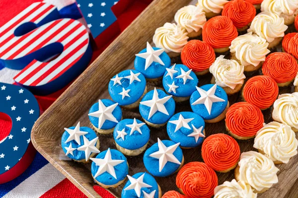 Arranging Mini Vanilla Cupcakes Shape American Flag — Stock fotografie