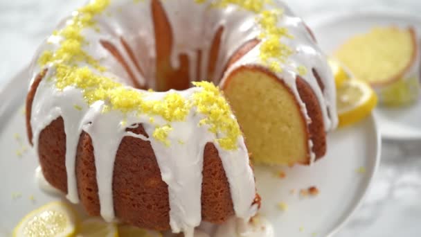 一歩ずつ ケーキスタンドにレモンの皮で飾られたレモンの束のケーキをスライス — ストック動画