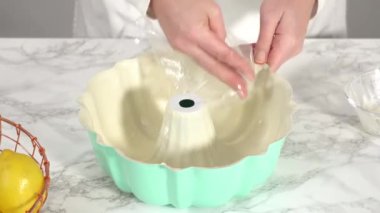 Adım adım. Bitkisel kısaltmalı ve beyaz un serpiştirilmiş yağlı kek tavası..