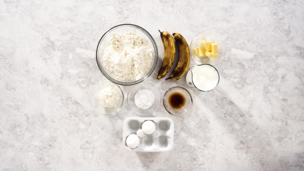 Gemessene Zutaten Glasschüsseln Kokosbananen Pfannkuchen Zum Frühstück Zuzubereiten — Stockvideo