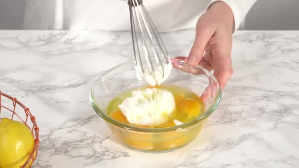Крок Кроком Змішування Інгредієнтів Скляній Мисці Приготування Лимонного Тістечка — стокове відео