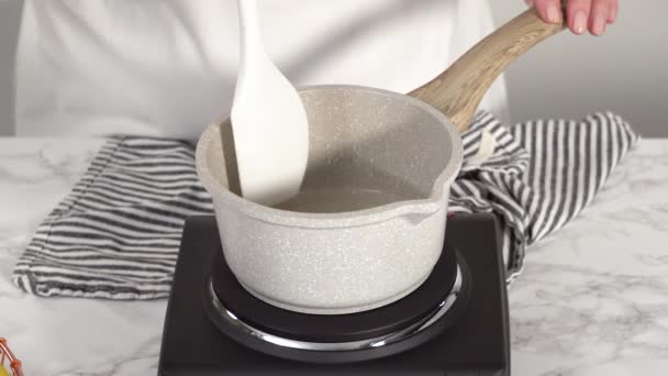 一步一步 在平底锅里准备面包糖糖浆 — 图库视频影像