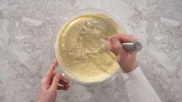Hindistancevizli Muzlu Krep Hazırlamak Için Cam Karıştırma Kabında Malzemeleri Karıştırıyorum — Stok video