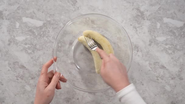 时间流逝 在玻璃搅拌碗中粉碎碎香蕉 准备椰子香蕉煎饼 — 图库视频影像