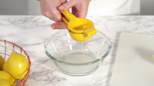 一步一步 把新鲜柠檬汁挤进一个小玻璃杯里 — 图库视频影像