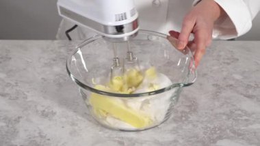 Manzarayı kapat. Fünyeli kek pişirmek için karıştırma kabındaki malzemeleri karıştırıyorum..