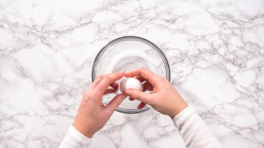 Düz yatıyordu. Adım adım. Mini krep gevreğinin malzemelerini karıştırıyorum..