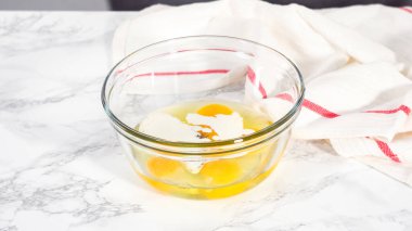 Adım adım. Pastırma ve peynirli kek hazırlamak için karıştırma kabındaki malzemeleri karıştırıyorum..