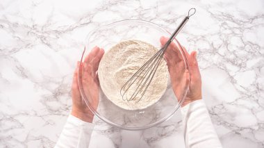 Düz yatıyordu. Adım adım. Mini krep gevreğinin malzemelerini karıştırıyorum..