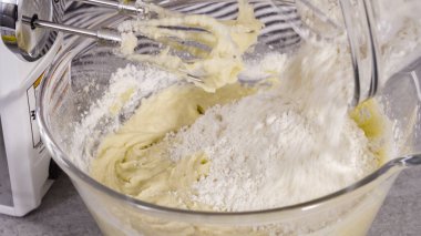 Limonlu kek için hamura malzemeleri karıştırıyorum..