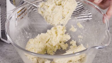 Limonlu kek için hamura malzemeleri karıştırıyorum..