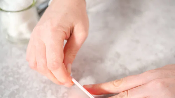 Kobieta Kończąca Manicure Domu Prostymi Narzędziami Manicure Składanie Gwoździ Pomocą — Zdjęcie stockowe