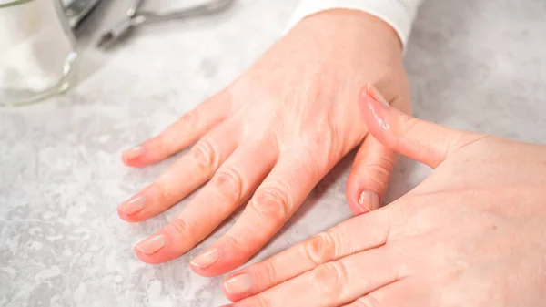 Mulher Terminando Sua Manicure Casa Com Ferramentas Simples Manicure Aplicando — Fotografia de Stock