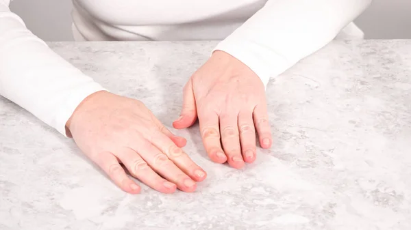 Mulher Terminando Sua Manicure Casa Com Ferramentas Simples Manicure Removendo — Fotografia de Stock