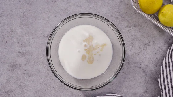 Düz Yatıyordu Limonlu Kek Için Hamura Malzemeleri Karıştırıyorum — Stok fotoğraf