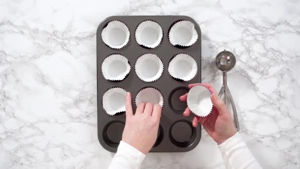 Deitado Cozinhar Cupcakes Chocolate Forro Panela Metal Cupcake Com Forros — Vídeo de Stock