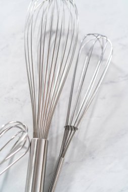 Mutfak tezgahında kek pişirmek için mutfak aletleri..