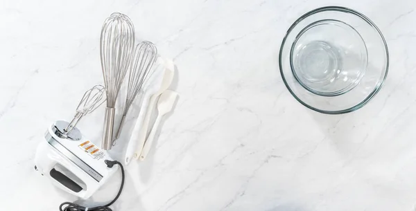 Ξαπλώστε Εργαλεία Κουζίνας Για Ψήσιμο Κέικ Στον Πάγκο Της Κουζίνας — Φωτογραφία Αρχείου
