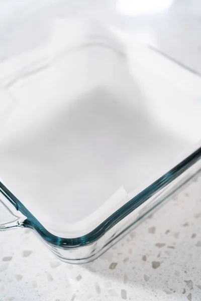 Foder Glas Bakning Pan Med Pergament Pappersark För Att Förbereda — Stockfoto