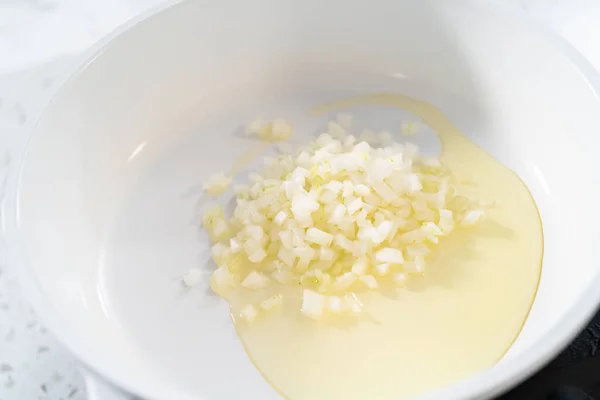 Friggere Cipolla Una Padella Antiaderente Preparare Empanadas Colazione Con Uova — Foto Stock