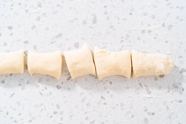 Rolling Chleba Těsto Francouzským Válečkem Pečení Naan Dippers — Stock fotografie
