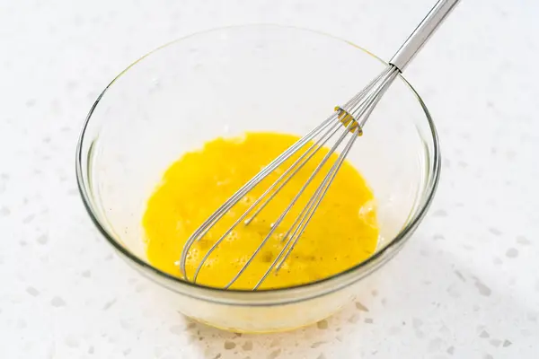 Kahvaltılık Börekleri Yumurta Tatlı Patatesle Hazırlamak Için Karıştırma Kabındaki Malzemeleri — Stok fotoğraf