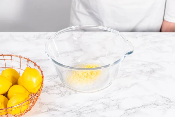 Mezclar Los Ingredientes Tazón Vidrio Para Preparar Pastel Limón — Foto de Stock