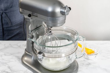 Paskalya kurabiyesi pişirmek için mutfak mikseri malzemelerini karıştırıyorum..