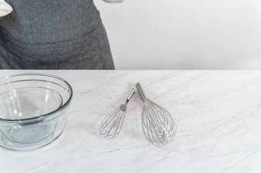 Mutfak tezgahında kek pişirmek için mutfak aletleri..