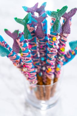 Deniz kızı çikolata çubukları pembe ve mor çikolata serpiştirilmiş ve serpiştirilmiş..