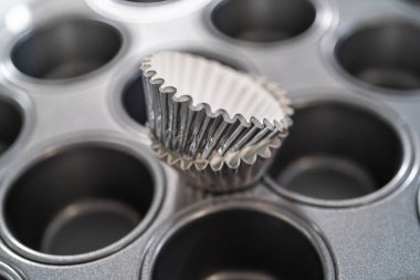 Hamur kepçesiyle kek hamuru pişirip kek tepsisine koymak ve kremalı mini vanilyalı kek pişirmek..