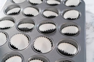 Hamur kepçesiyle kek hamuru pişirip kek tepsisine koymak ve kremalı mini vanilyalı kek pişirmek..