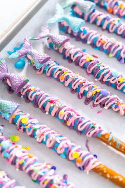 Deniz kızı çikolata çubukları pembe ve mor çikolata serpiştirilmiş ve serpiştirilmiş..