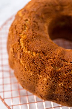 Mutfak tezgahında taze pişmiş yumurtalı kek..