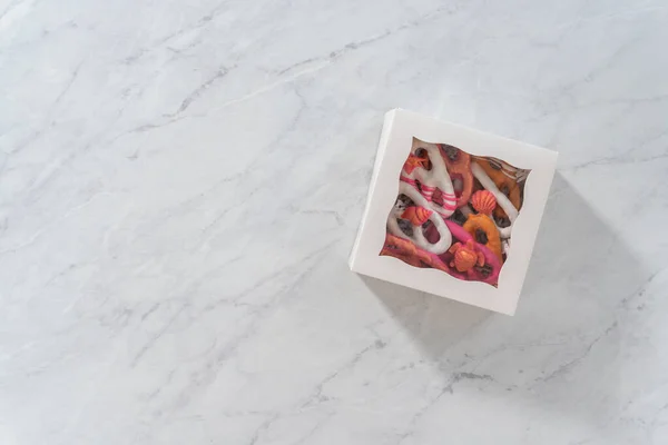 Düz Yatıyordu Çikolata Kaplı Kraker Paketleri Kağıt Parçalarıyla Dolu Beyaz — Stok fotoğraf