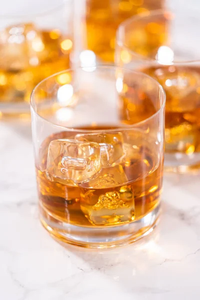 Buzlu Viski Viski Bardağında Beyaz Mermer Yüzeyde — Stok fotoğraf