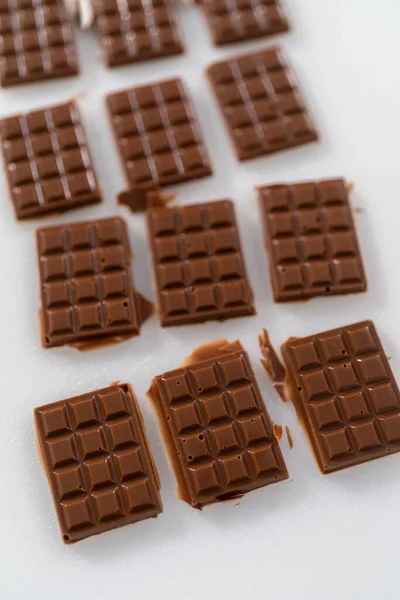 将迷你巧克力从硅胶巧克力模具中取出 放入白板中 — 图库照片