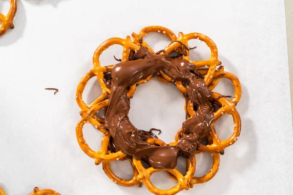 Dipping Pretzels Twists Melted Chocolate Make Chocolate Pretzel Christmas Wreath — Stok fotoğraf