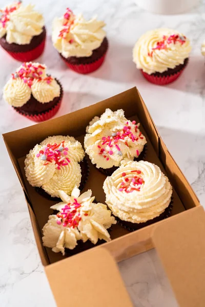 Packaging Freshly Baked Red Velvet Cupcakes White Chocolate Ganache Frosting — Stock Photo, Image
