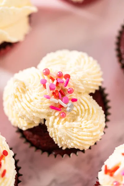 Tubulação Cobertura Ganache Chocolate Branco Cima Cupcakes Veludo Vermelho Cobertura — Fotografia de Stock