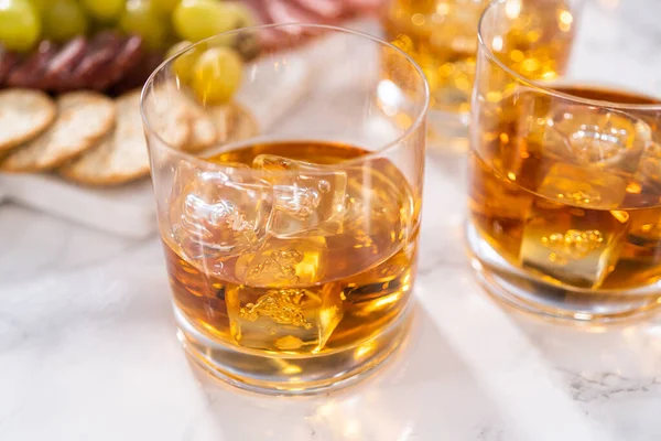 Scotch Sulle Rocce Bicchiere Whisky Una Superficie Marmo Bianco — Foto Stock