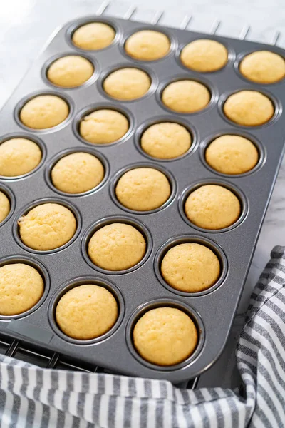 Mutfak Tezgahında Yeni Pişmiş Mini Vanilyalı Kekler — Stok fotoğraf