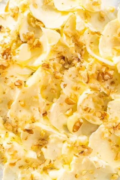 Montagem Placa Manteiga Com Legumes Pão Uma Tábua Corte Madeira — Fotografia de Stock