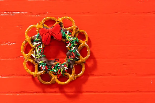 Chocolate Pretzel Christmas Wreath Decorated Sprinkles Red Chocolate Bow Red — Stok fotoğraf